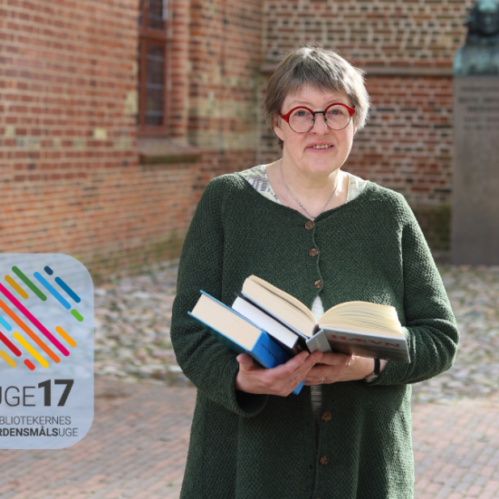 Bibliotekar Hanne Sørensen med bøger