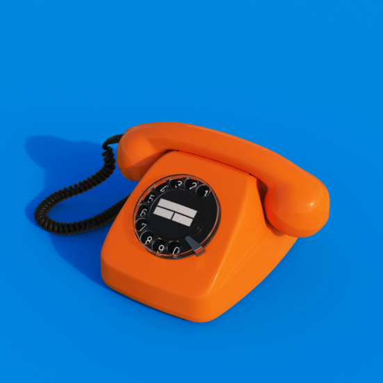orange drejetelefon på blå baggrund
