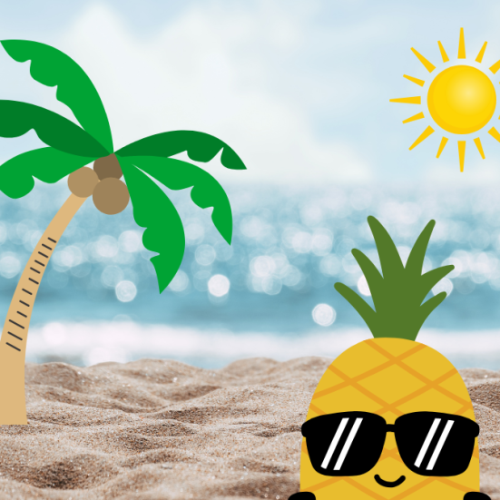 Annanas med solbriller på strand