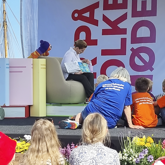 Statsminister Mette Frederiksen læser højt for Orm til Folkemødet på Bornholm