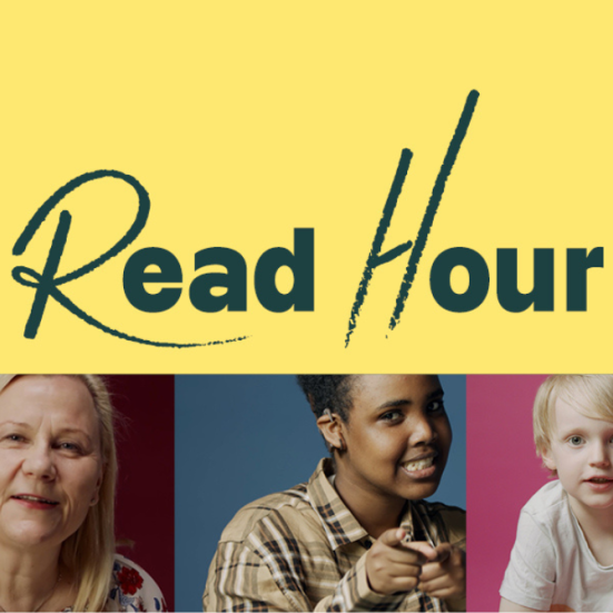 Mennesker i forskellige aldersgrupper med read hour logo