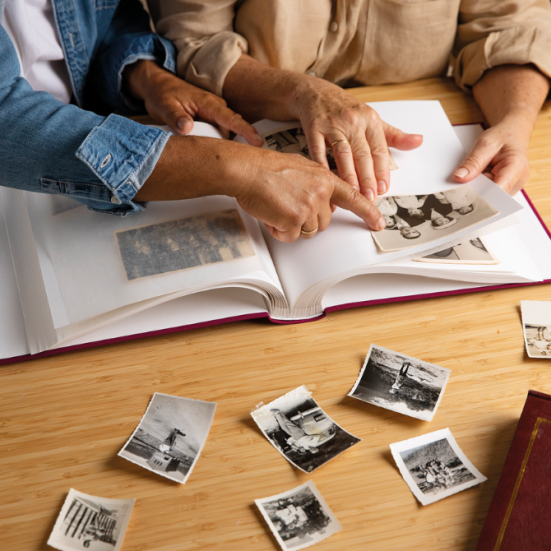 to personer kigger på gamle fotos