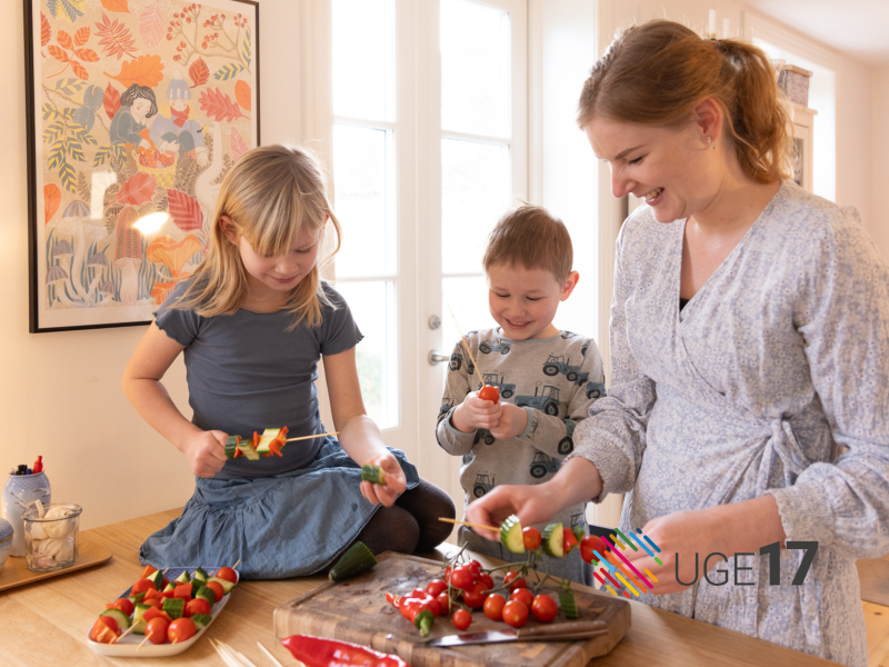 Kristine Melgaard Mani i køkkenet med børn