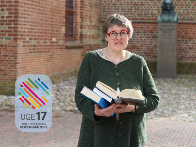 Bibliotekar Hanne Sørensen med bøger