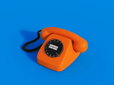 orange drejetelefon på blå baggrund