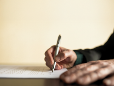 hænder der underskriver dokument