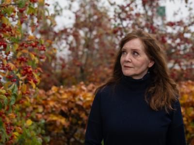 Portræt af Auður Ava Ólafsdóttir foran træer med efterårsblade