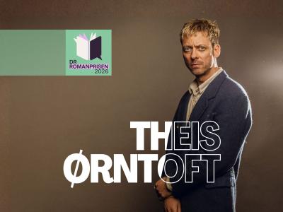 Portræt af Theis Ørntoft med DR Romanpris logo
