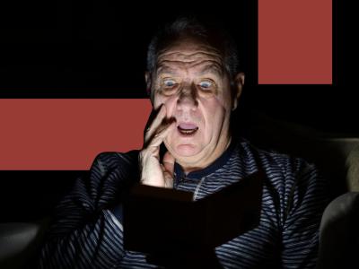 En mand læser en uhyggelig historie på hans tablet. 