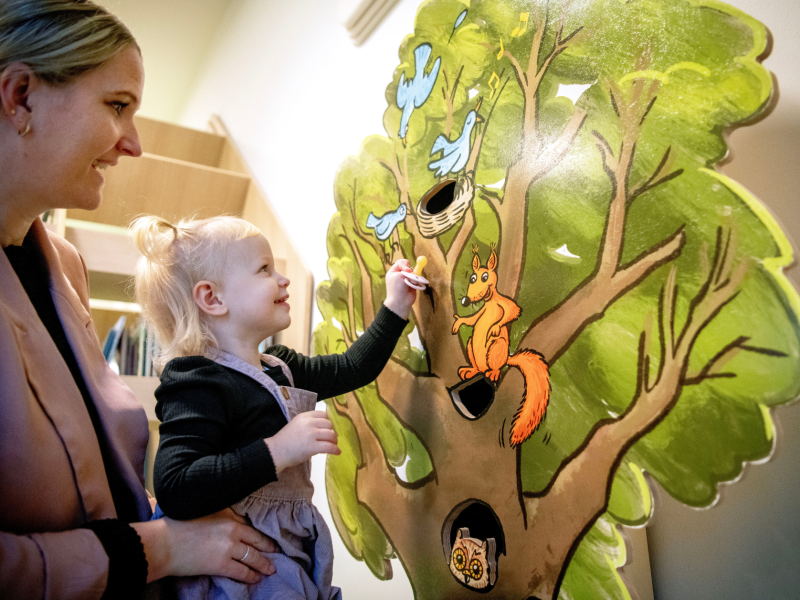 Laura putter sut i suttetræ