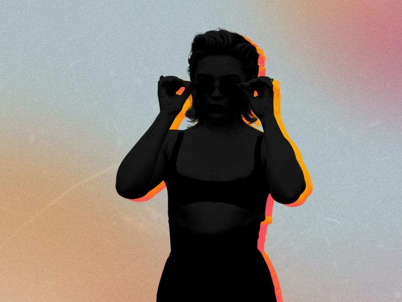 Silhuet af skuespiller Florence Pugh på en lys, farvet baggrund.