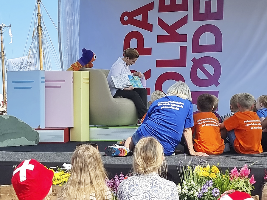 Statsminister Mette Frederiksen læser højt for Orm til Folkemødet på Bornholm