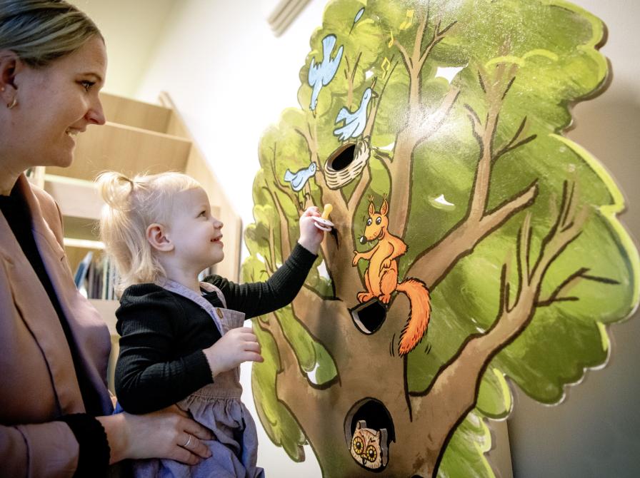 Laura kaster sut i suttetræer