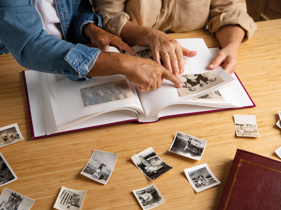 to personer kigger på gamle fotos