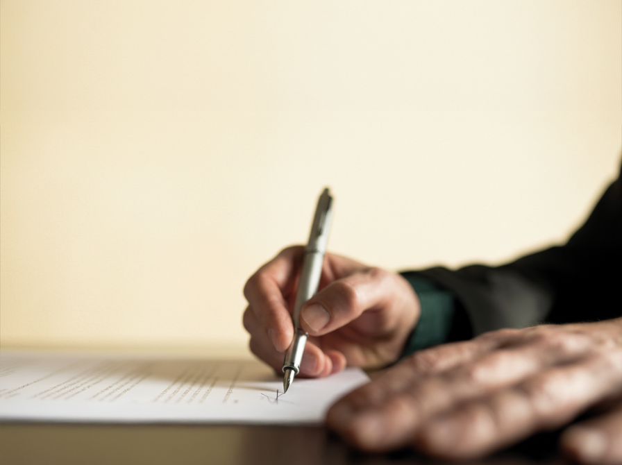 hænder der underskriver dokument