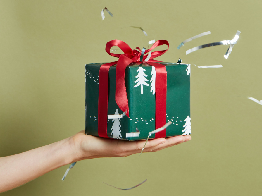 fremstrakt hånd med gave